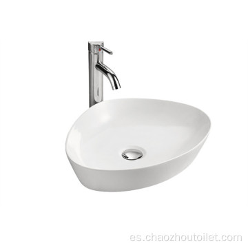 Lavabo de recipiente de forma irregular sobre lavabo de encimera